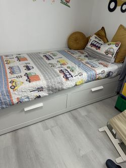 Pull Out Bed With Mattress ( Queen)