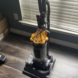 Dyson DC 33 Vacuum 