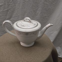 Noritake Colburn pattern teapot. 