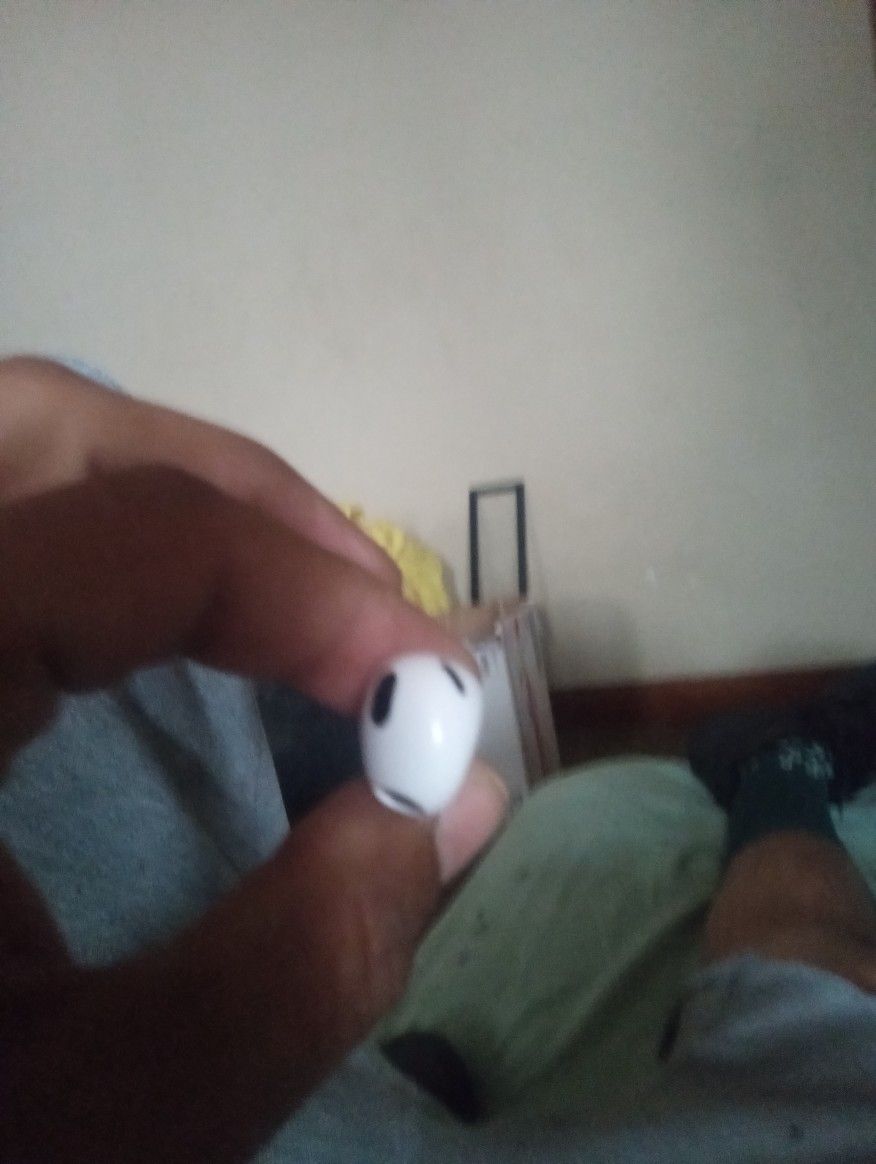Apple Airpod  Gen 3  Only Left Eyebud With Charger Box
