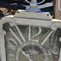 Large Clock. Comes With Batteries.and Works Great