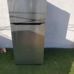 USED REFRIGERATOR INSIGNIA BRAND....WORKS...CHECK OUT MY PAGE FOR MORE GREAT STUFF...