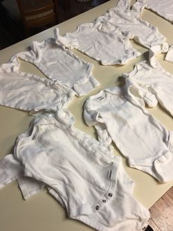 White Long sleeve and short sleeve onesies size new born $10 for all or $2 each