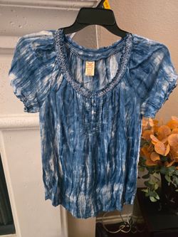 vintage-style Faded Glory blue tie-dye crinkle peasant blouse featuring short puff sleeves, a smocked scoop neckline with contrast white embroidery, a
