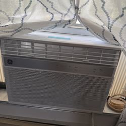 GE - 550 Sq. Ft. 12000 BTU Smart Window Air Conditioner - White 