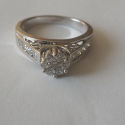 Beautiful 14kt White Gold Diamond Wedding Ring. 15 Diamond Count