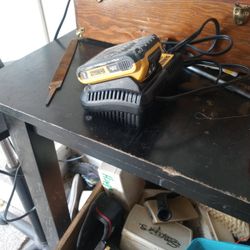 DEWALT 20 VOLT BATTERY AND CHARGER WORKS GREAT