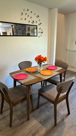 Dining set with 4 chairs. Excellent condition. Wood and gray.