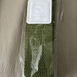 yoga straps (also known as stretching belts). One is from the brand Teeyar and the other from Syntus.