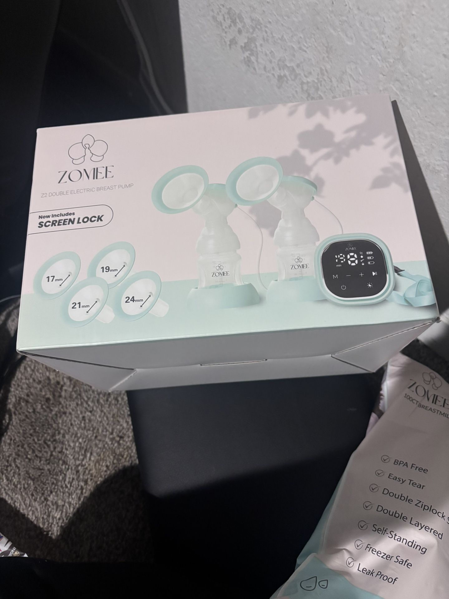 Zomee Breast Pump and storage bags