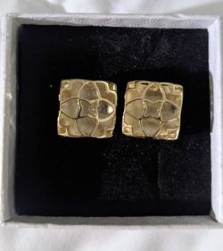 Kendra Scott earrings