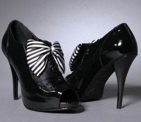 Size 7 Bootie heels 👠