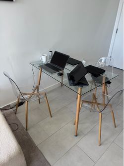 Clear table x 4 chairs