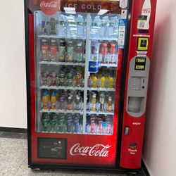 AMB350 Combo Snacks Vending Machine With A Credit Card Reader 