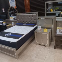 *Manager's Special*---Jasmine Dazzling Queen/King Bed And Dresser/Mirror Sets---Starting At $599---Delivery And Easy Financing Available 👌