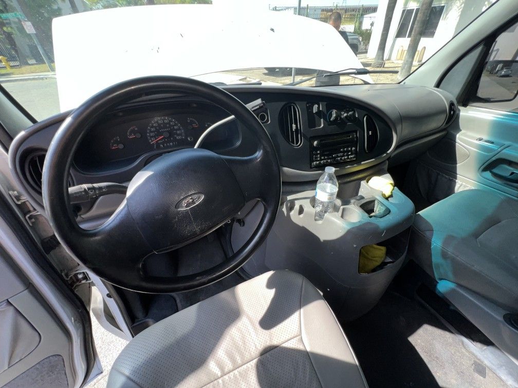2000 Ford E-350