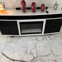 TV Stand con chimenea y equipo de sonido incluido – casi nuevo.