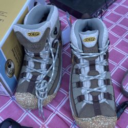 Keen hiking boots Womens