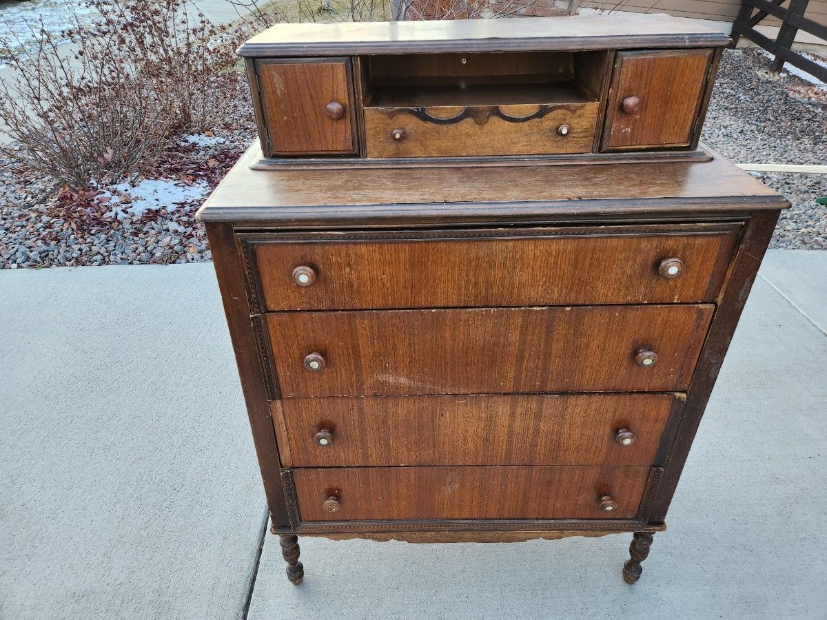 vintage drawer dresser
36x19x49H"
little squeaky
some knobs are loose
at least over 50 years old
as is condition
$20