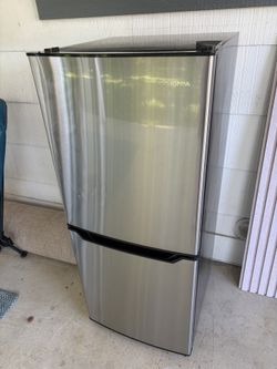 Insignia 4.9 Cu. Ft Mini Fridge