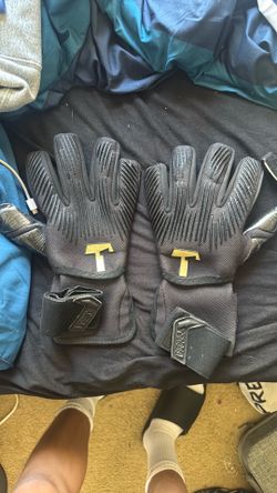 Titan goalie gloves