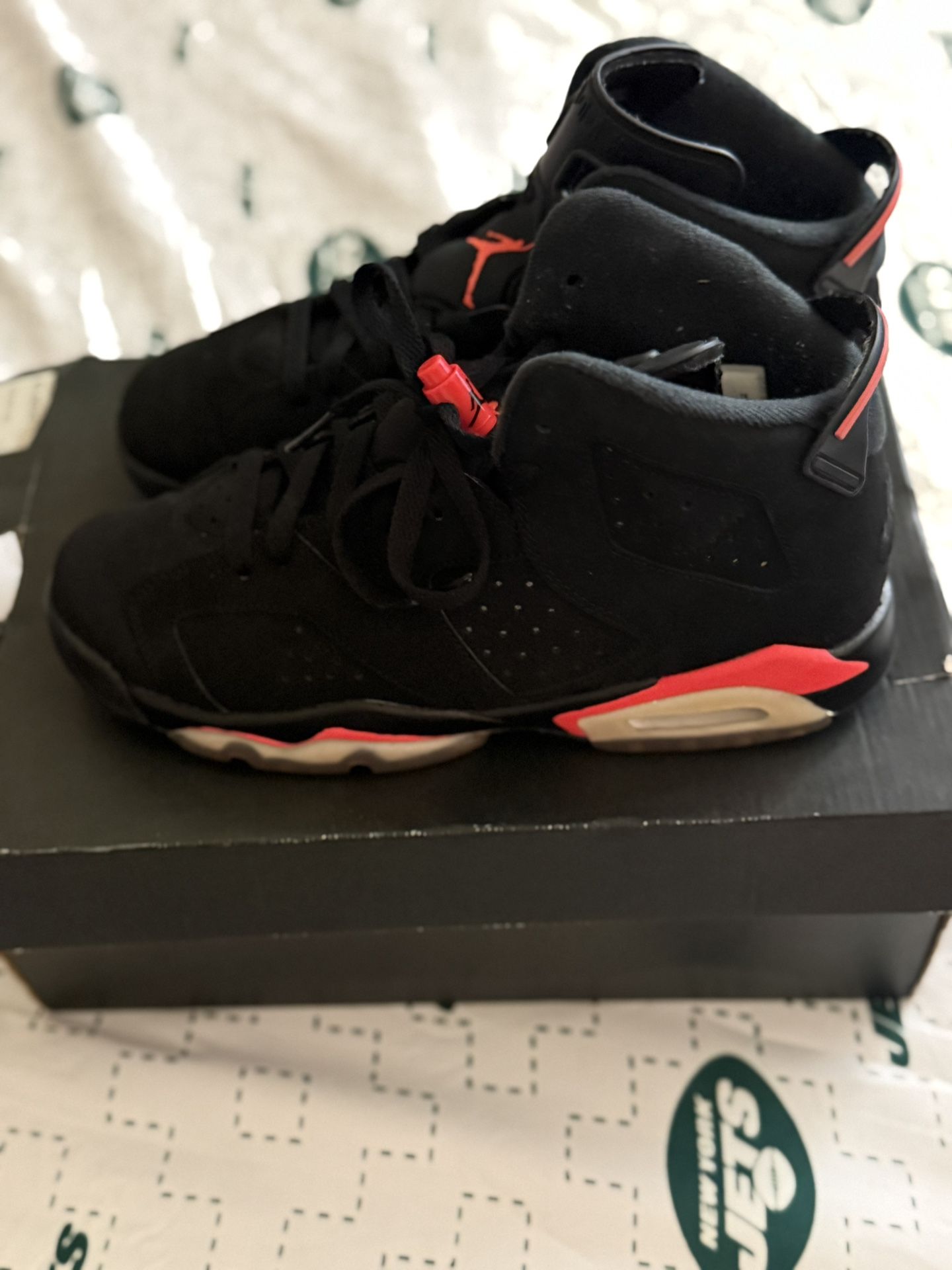 Black Air Jordan 6 Retro GS sneakers, size 6Y.