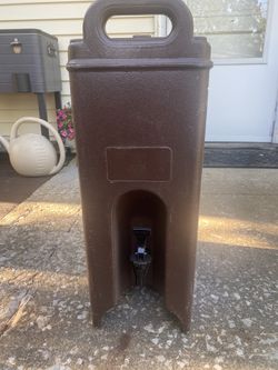 Cambro-Camtainer 4.75 gallon insulated beverage dispenser.