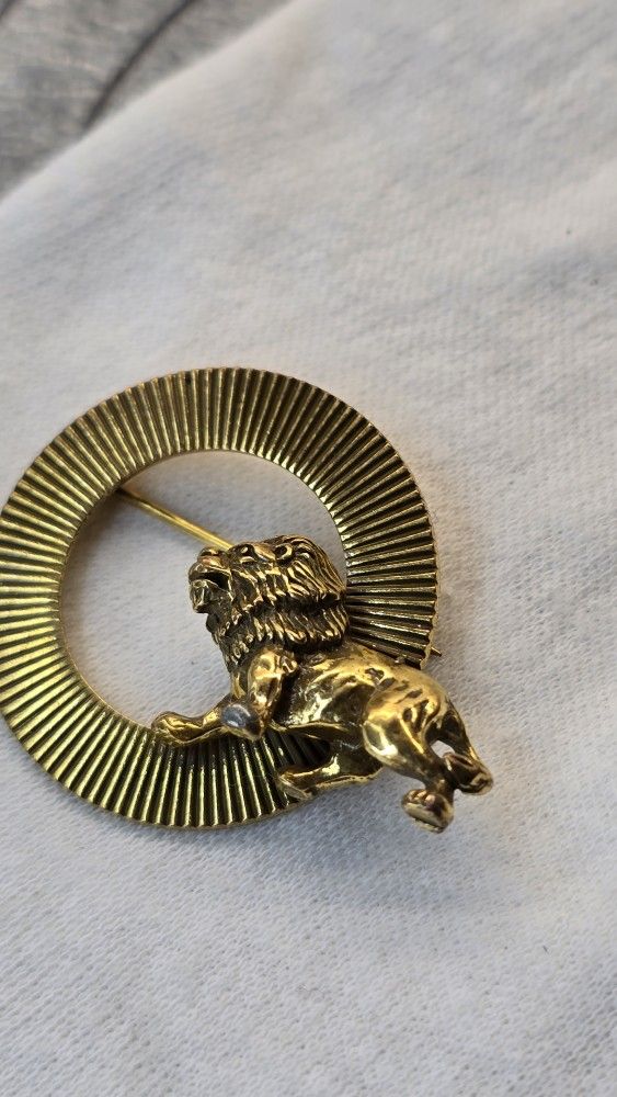 Vintage Gold Tone Lion Brooch – Round Textured Frame Jungle Animal Pin