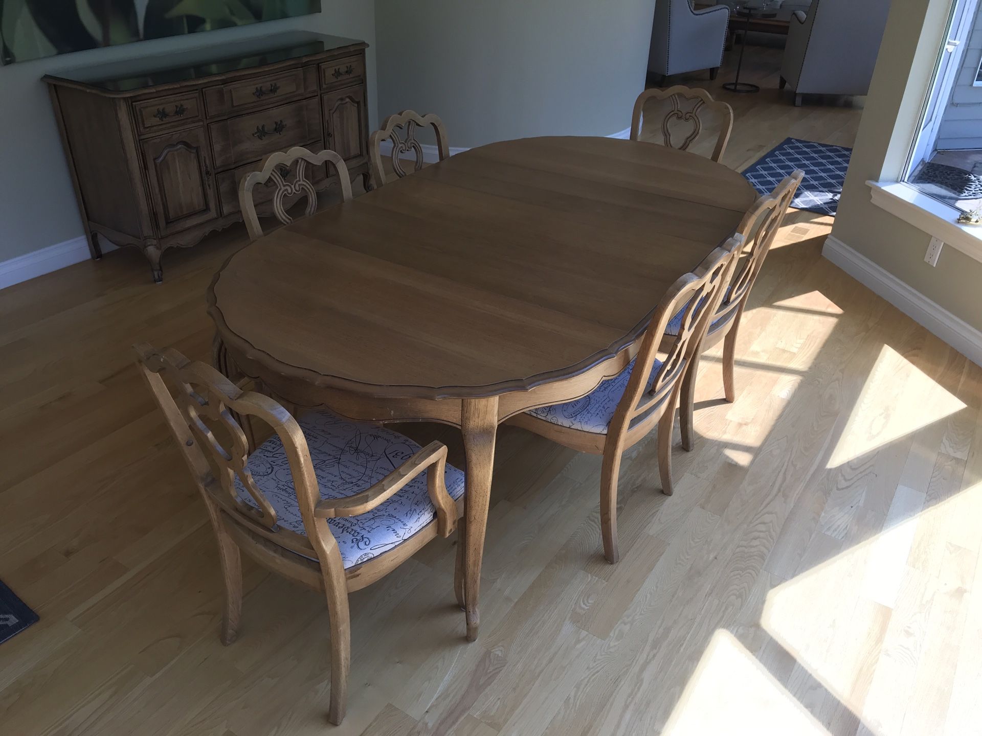 Dining Room Table & Chairs