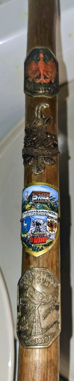 Vintage German Bamboo Walking Stick With 4 Badges: Tirol, ?, Kitzbuhel 1658 M. Mountain And Kaprun -3029 M In 1928