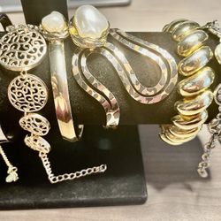 Vintage bracelet lot. All different colors. Shapes and sizes. As is no returns. Make me an offer I can’t refuse. Please feel free to ask me any questi