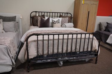 King Spindle Metal Bed