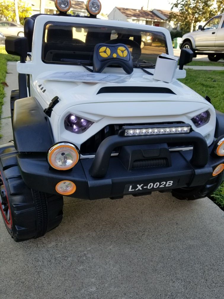 BRAND NEW WHITE 2 SEATER 12Volt Jeep Toy Power wheels for kids with REMOTE CONTROL