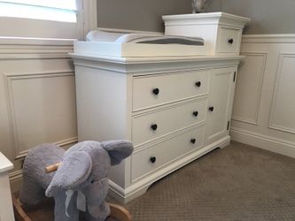 Pottery barn outlet larkin changing table