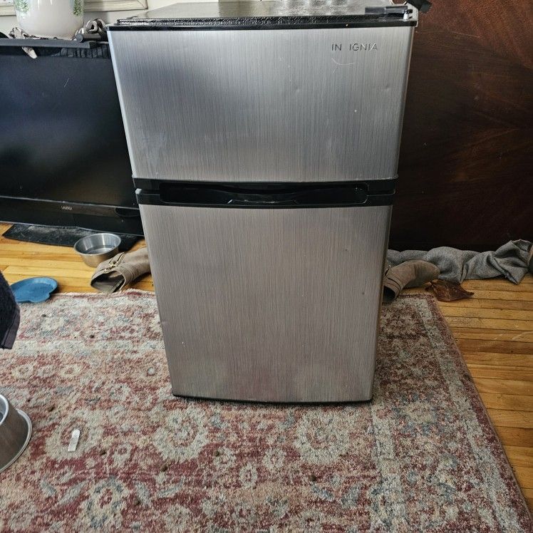 Insigniaâ„¢ - 3.0 Cu. Ft. Mini Fridge with Top Freezer and ENERGY STAR Certification - Stainless Steel NS-CF30SS9