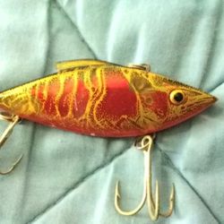 Red and gold shimmering fish lure,good eyes!