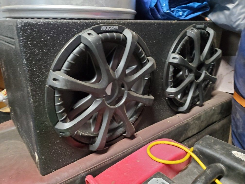 2 15 Inch Kicker Cvr ,Subwoofer Box And Kicker Amps