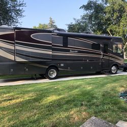 Class A Bounder 2016 Luxury RV 2 Slides 1 1/2 Bath