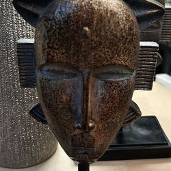 African Art On Stand 