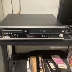 VCR  Excellent Picture with Built In AM/FM Radio High End Unit 6 Heads