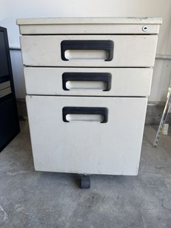 File cabinet with weels
