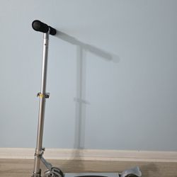 G2000 Razor-Style Two-Wheeled Kick Scooter, Foldable and Adjustable Handlebar