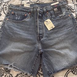 Brand new Levi’s shorts (Mid thigh)