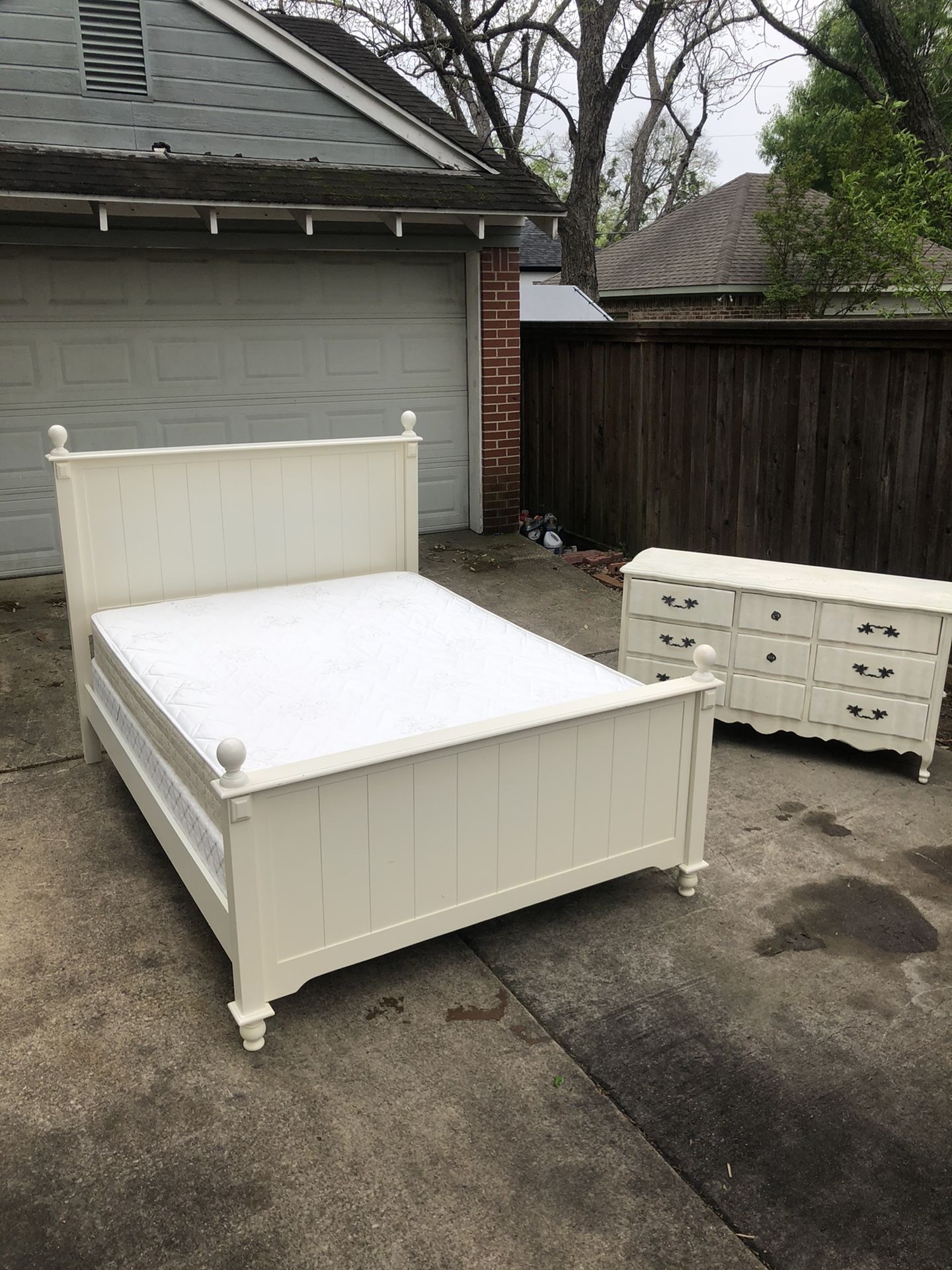 Queen Bed Set! VERY CLEAN! Delivery Available!