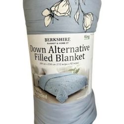 Berkshire Down Alternative Filled Blanket.Reverse to Solid.King Size 112"x92"
