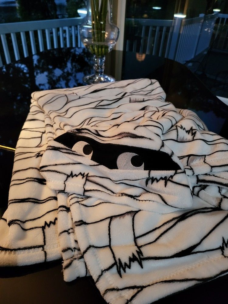 👻 Beware! Growling Mummy Hooded Blanket – 48x60” + Hood