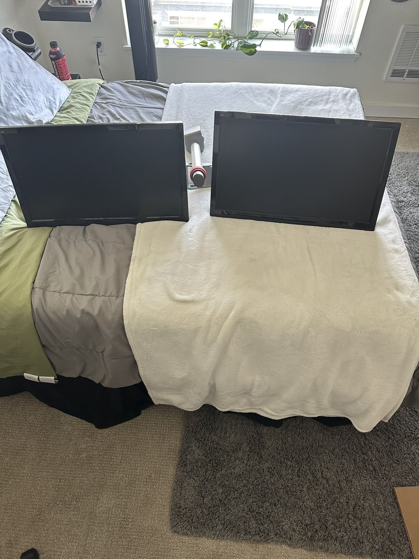 Computer Monitors | PC Monitors with Stand & Docking Station