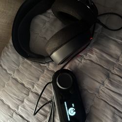 SteelSeries Arctis Pro + GameDAC Wired Gaming Headset - Certified Hi-Res Audio - Dedicated DAC and Amp - for PS5/PS4 and PC - Black