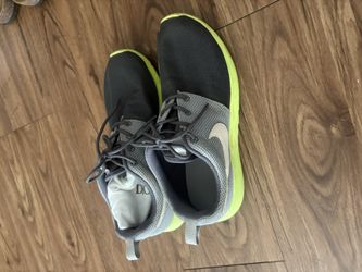 Nikes Running Shoes Kids/women 5Y