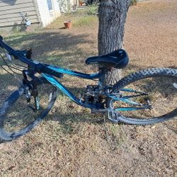 Mongoose Tervane Women's 27.5-inch Mountain Bike.